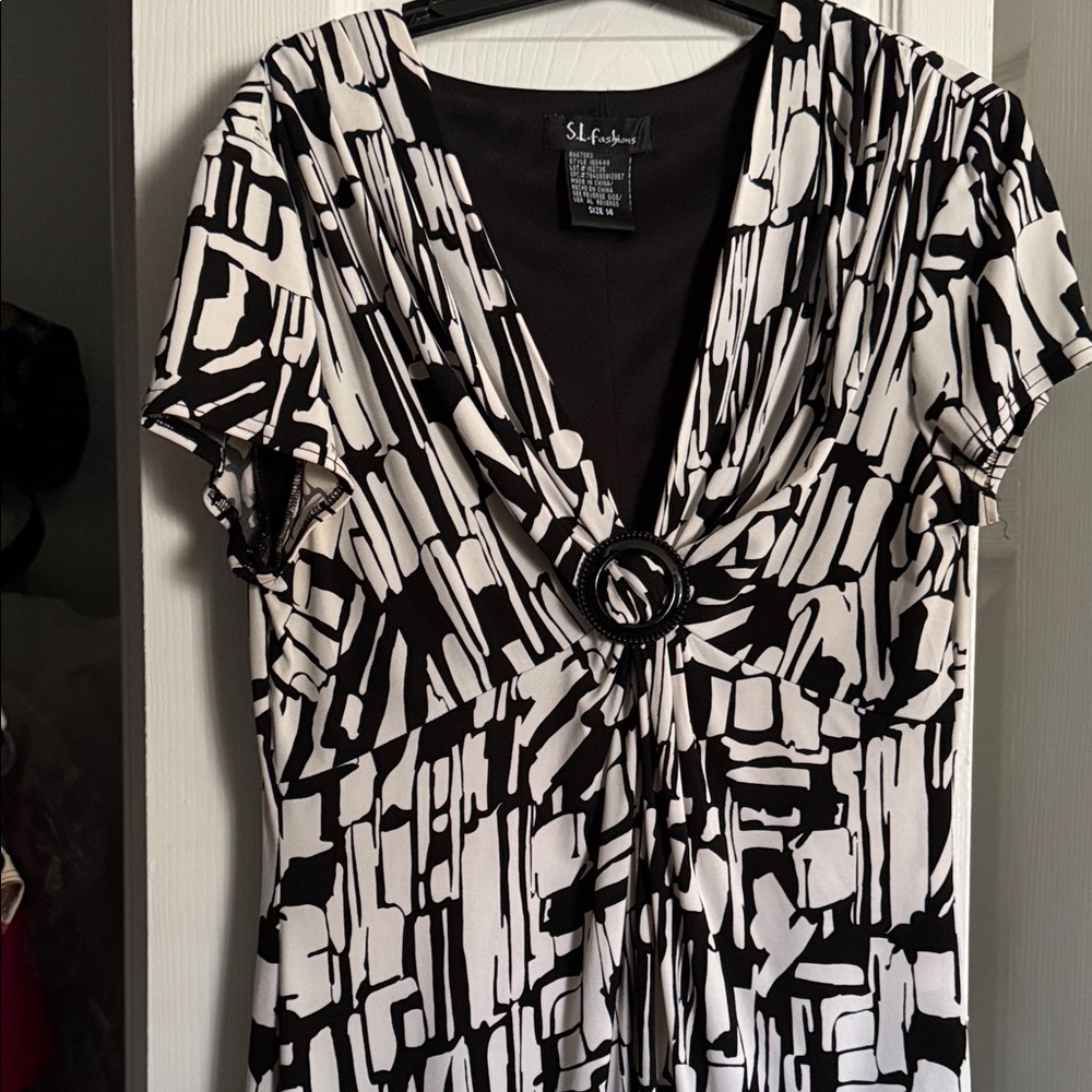 SL Fashions Black & White V-Neck Printed Tunic with Ring Detail